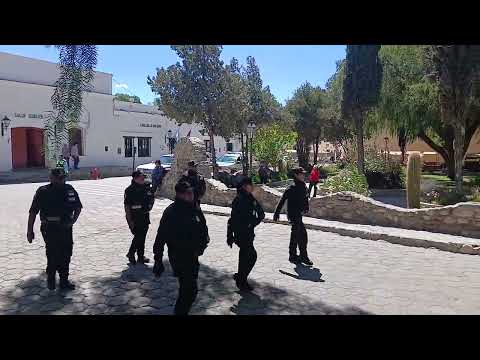 Justo antes de irnos de Cachi . Desfile de la policía de salta 