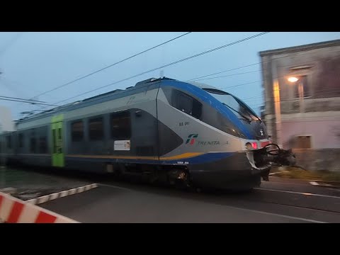 Minuetto in transito dal Passaggio a livello di Fiumefreddo di Sicilia [Messina-Catania]