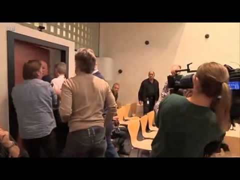 Vader gooit stoel naar rechter