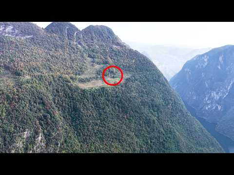 Felswändewohnungen in Hubei, Urwälder und Schluchten, ein Paradies auf Erden.