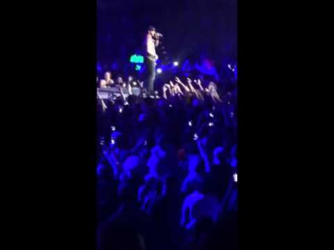 Bottoms up (live)- Brantley Gilbert