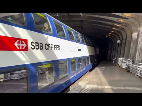 Einfahrt der S12 in Zürich Stadelhofen.