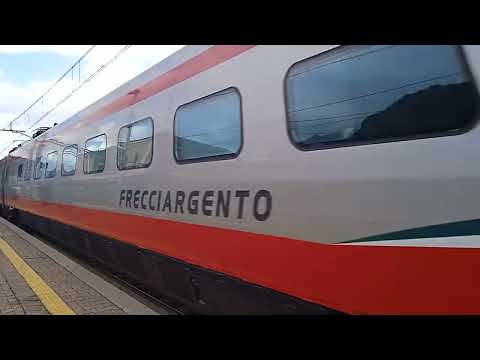 ETR 460 Frecciargento in transito alla stazione di Genova nervi