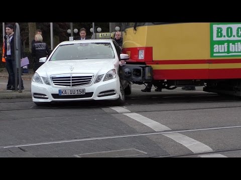 S-Bahn contra Taxi - Fahrer leicht verletzt | HBF Karlsruhe 04.11.14