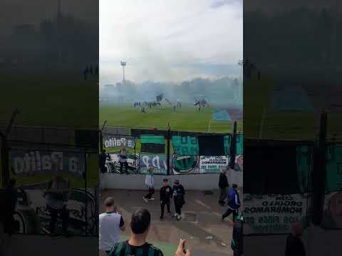 "recibimiento la gente de chicago!!!" Barra: Los Pibes de Chicago &bull; Club: Nueva Chicago
