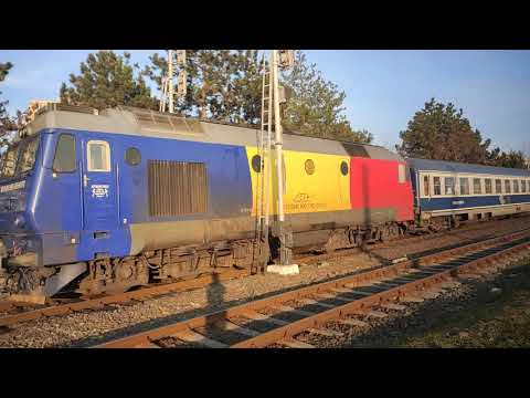 GM Tricolor 64-0990-3 cu IR-N 1642 Baia Mare-Bucuresti Nord pleacă din gara Baia Mare