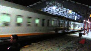 preview picture of video 'Kereta Api Malabar tunggu bersilang Kereta Api Gajayana di Stasiun Kroya'