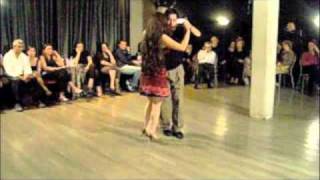 Carlitos Espinoza y Diana Avello bailan milonga