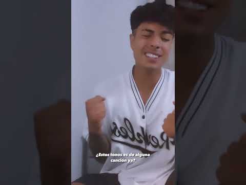 Naim Darrechi haciendo música..