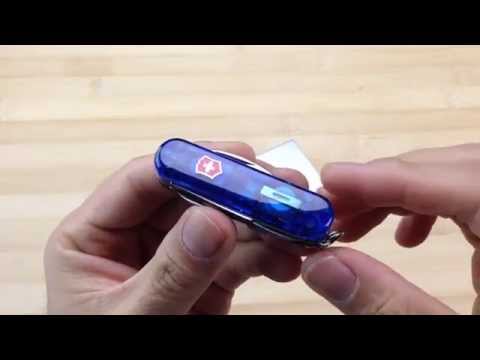 Victorinox kišeninis peilis Midnite Manager su LED šviesele 0.6366 video