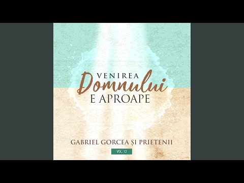 Stau și privesc ochii adânci