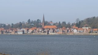 preview picture of video 'Hohnstorf: Elbe, Blick nach (view to) Lauenburg, Maria-Magdalenen-Kirche - 4K Video Picture'