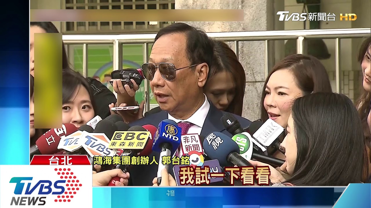甜蜜手牽手! 郭台銘偕曾馨瑩盛裝投票