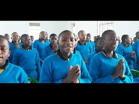 Wanafunzi wa Sekondari ya wasichana ya Collegine wakiomboleza kifo cha Askofu Alfred Maluma.