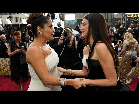 salma hayek and penélope cruz being besties for 7 minutes and 23 seconds
