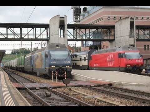 Bahnverkehr in Spiez und Mülenen am 20.7.11 - BLS Vierfachtraktion