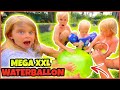 GiGANTiSCHE XXL WATERBALLON KRiJGEN WE NiET KAPOT! | Bellinga Vlog #2873