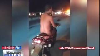 Hombre desnudo conduce motocicleta Hombre desnudo conduce motocicleta