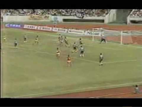 Gary Lineker scoring a goal for Grampus Eight during 92-93 J-League season.