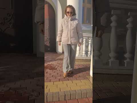 фото удобная женская куртка в бежевом цвете 0