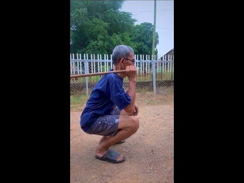 video-komedi-lucu-kakek-nenek-angkat-air-ember-besar-keluarga-cafegokil