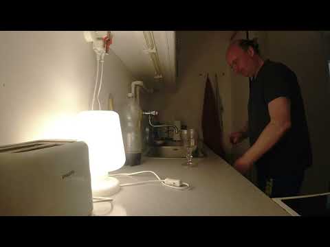 MongoTV_12513 - Del 2 - SPISER EN LILLE PAKKE BILLIG SALT KIKS FRA NETTO FREDAG EFTERMIDDAG