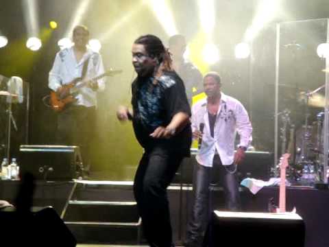 Lewis Taylor from Kool & the Gang doin Island shake @ Enmore Theatre.MPG
