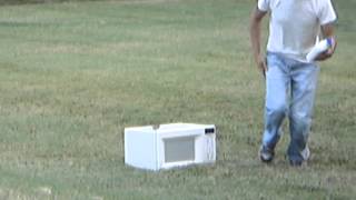 Roberto put a bottle of detergent that blows inside the oven