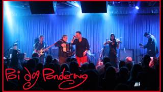 Poi Dog Pondering, &#39;&#39;Mele Kalikamaka (Hawaiian Christmas Song)&quot;