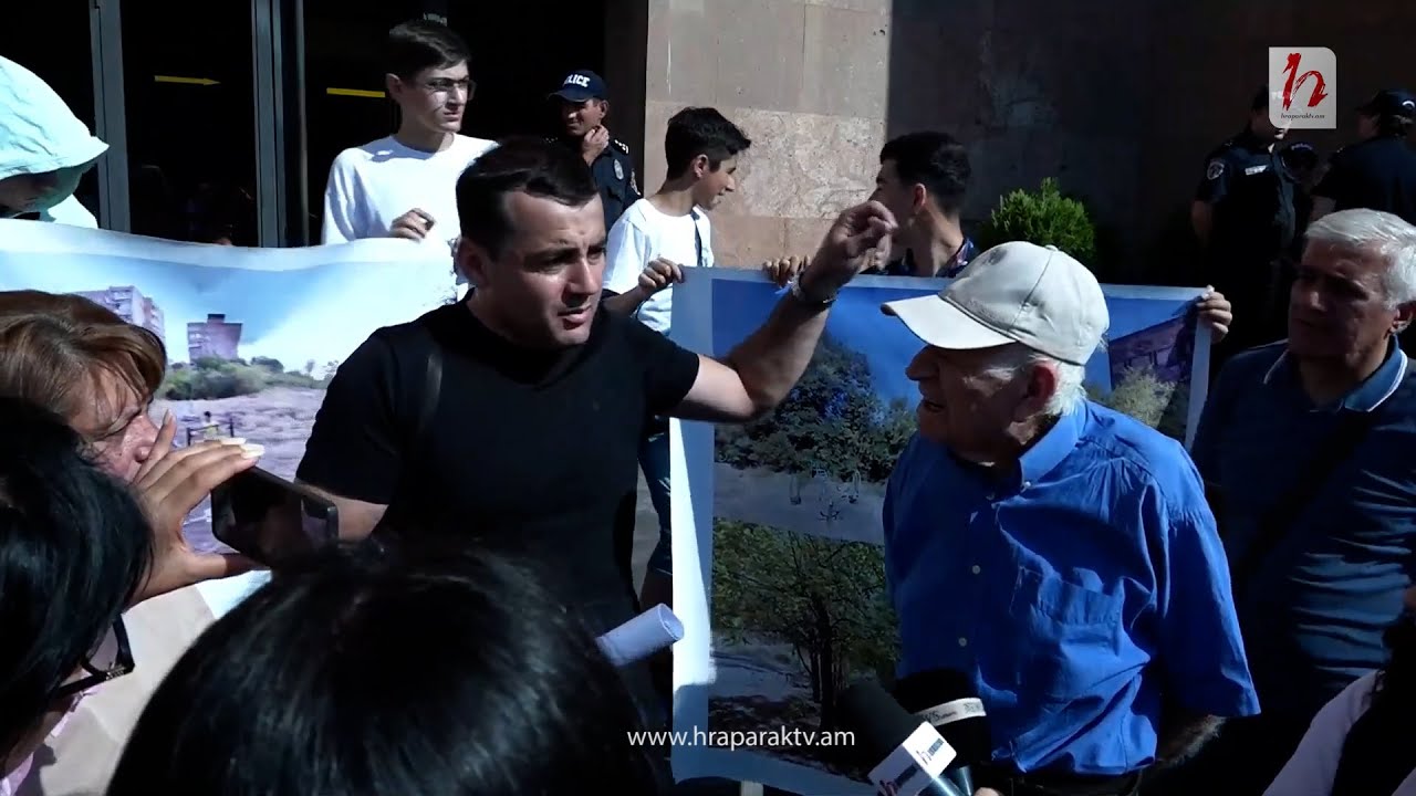 Ավինյան, Ավինյան. Տասնյակ քաղաքացիներ հավաքվել են քաղաքապետարանի դիմաց