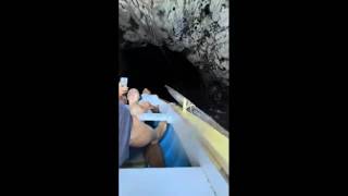La barca entra nella Grotta Azzurra a Capri e poi affonda