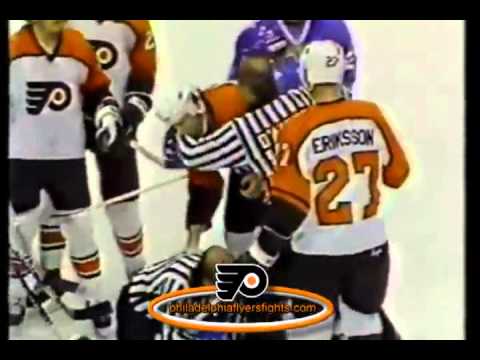 034 Nov 19, 1988 Paul Gillis Decked by Dave Brown Quebec Nordiques vs Philadelphia Flyers