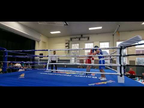 Leon Sauer 69kg Boxclub Redtel rote Ecke vs. Alan Swede 67kg SV Post Germanie Bautzen blaue Ecke