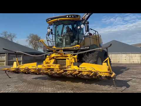Video: New Holland FR550 med majsbord og pickup 1