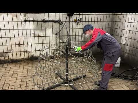 Einzigartiger Weihnachtsbaum aus Glasflaschen – Handgefertigt von den Vetropack Lehrlingen!