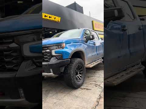 Chevrolet Silverado ZR2 2023 con Leveling 2\" Rough Country, Llantas Fuel 18x9\" y Neumáticos Cooper