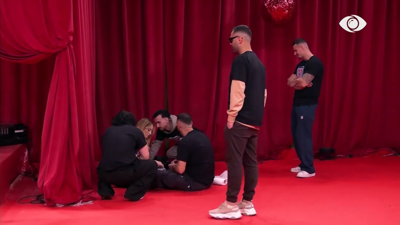 Ik nga këtu merru me Stenaldon, këndoj në vesh/ Selin-Malit: Po më bezdis