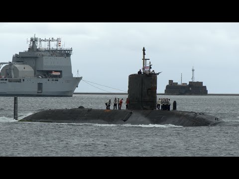 Nuclear hunter-killer submarine returns to base; HMS Triumph ⚓