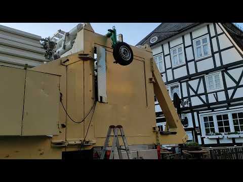 das Riesenrad wird an den anderen zur Anhängern verbunden und danach geht es richtig los