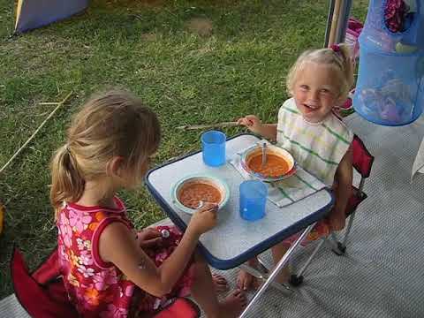 Emma og Anna spiser fars suppe i Grækenland