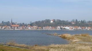 preview picture of video 'Hohnstorf, Germany: Elbufer (Elbe Riverside), Blick nach (view to) Lauenburg - 4K UHD Video Image'