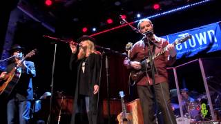 Over The Rhine - "Blood Oranges In The Snow" (eTown webisode #712)