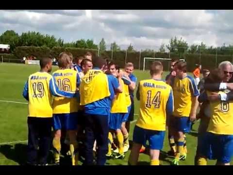 Legmeervogels viert feestje op veld na promotie.