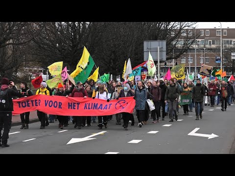 Auto met kind wordt omsingeld door A12 blokkade van Extinction Rebellion