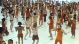 Guru uses mind control to brainwash large crowd - RARE FOOTAGE ! video