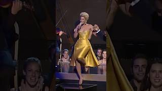 Beyonce sings At Last to Etta James - Loved this performance and the respect given to Ms James ❤️