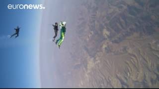 [VIDEO] Luke Aikins fait un saut de 7,6 km sans parachute en Californie.