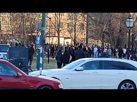 Polisen avlossar varningsskott Sveaparken Örebro 15-04-2022 (Distansvinkel)