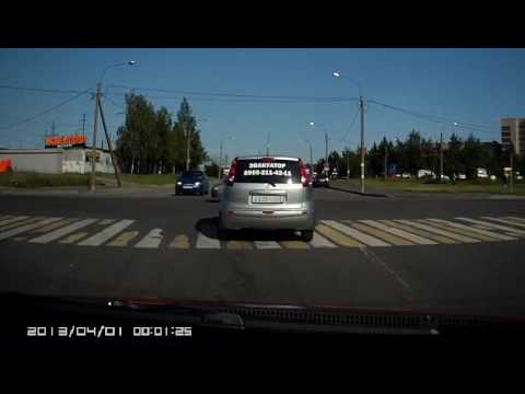Сальто скутериста от столкновения с автомобилем