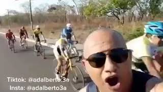 ciclista da un tortazo a un espectador Calvo